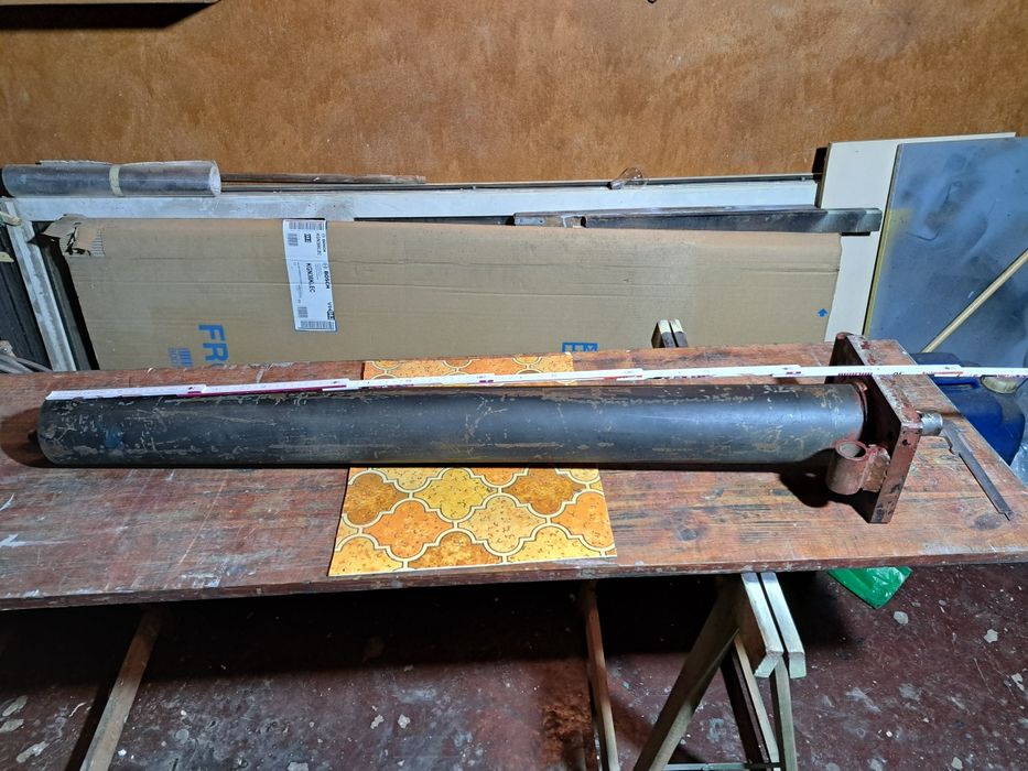 Cylinder- siłownik hydrauliczny ,duży.