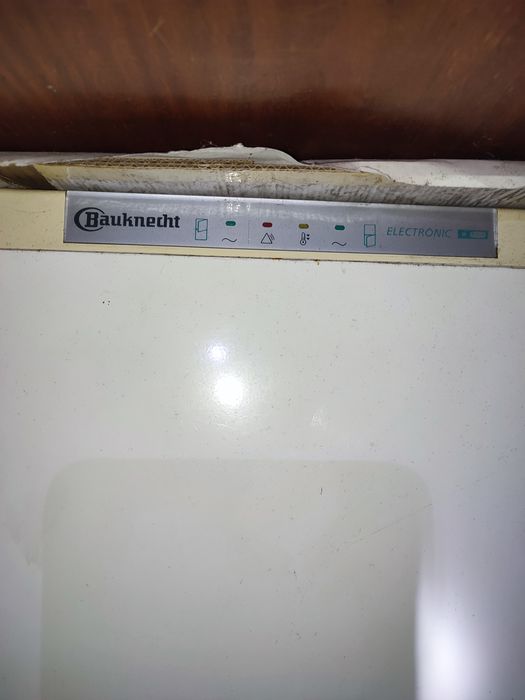 Frigorífico avariado para peças (sem portas)