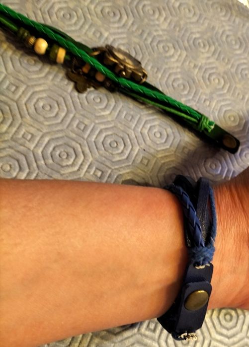Vendo relógios com pulseiras