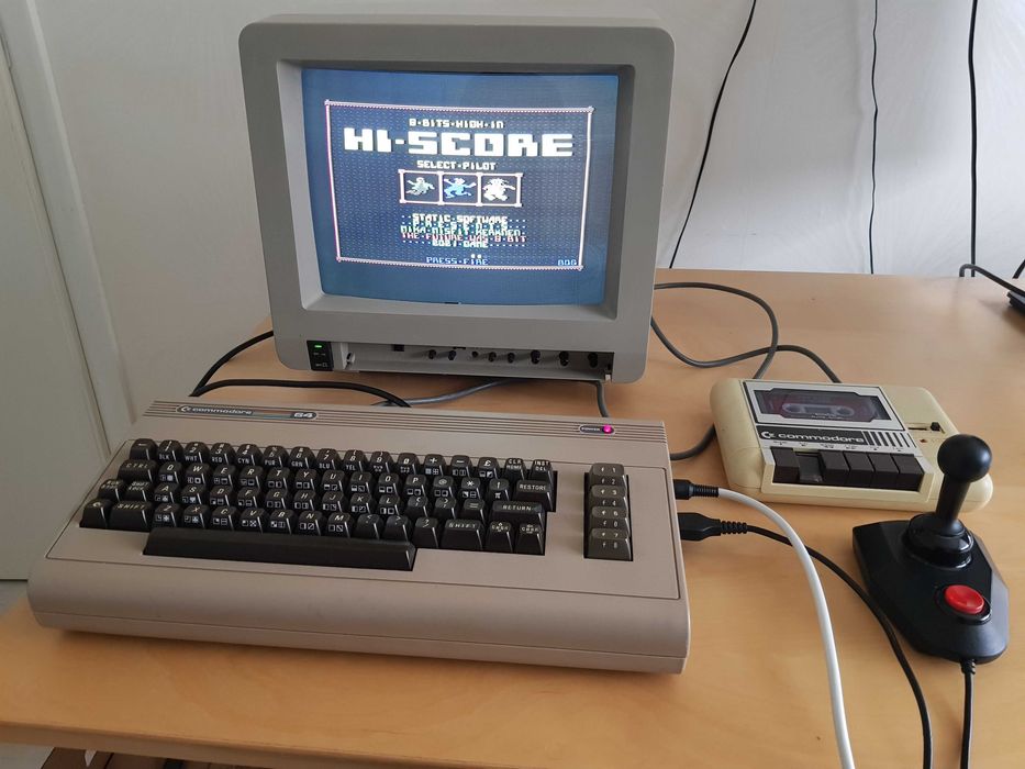 Commodore 64 com Drive 1541 + Datassete 1530 + Joystick + 5 Diskettes