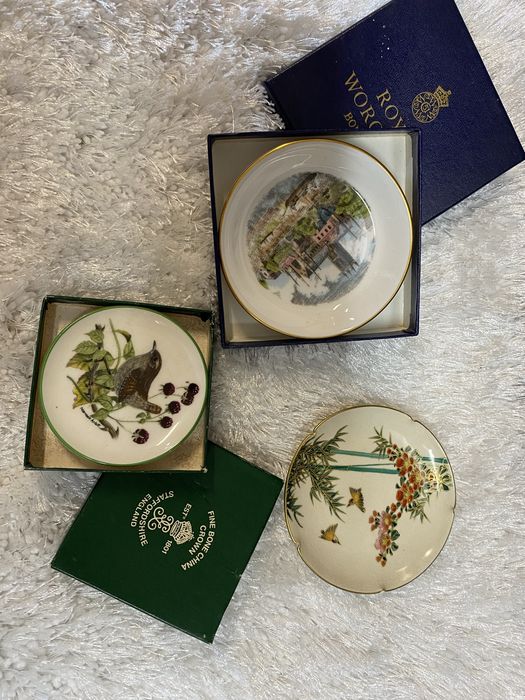 Małe spodki porcelanowe