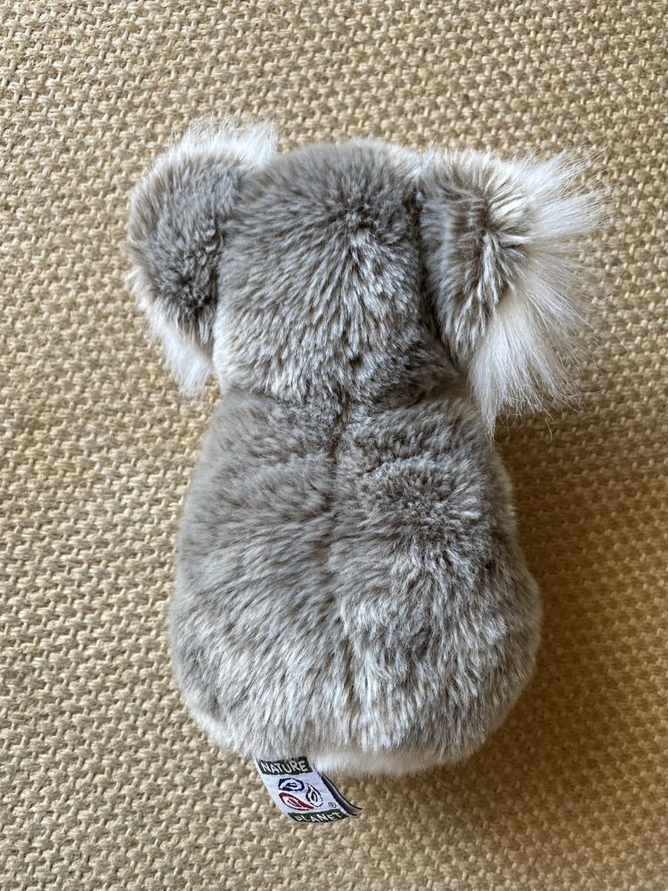 Coala de peluche com bebé em tricot