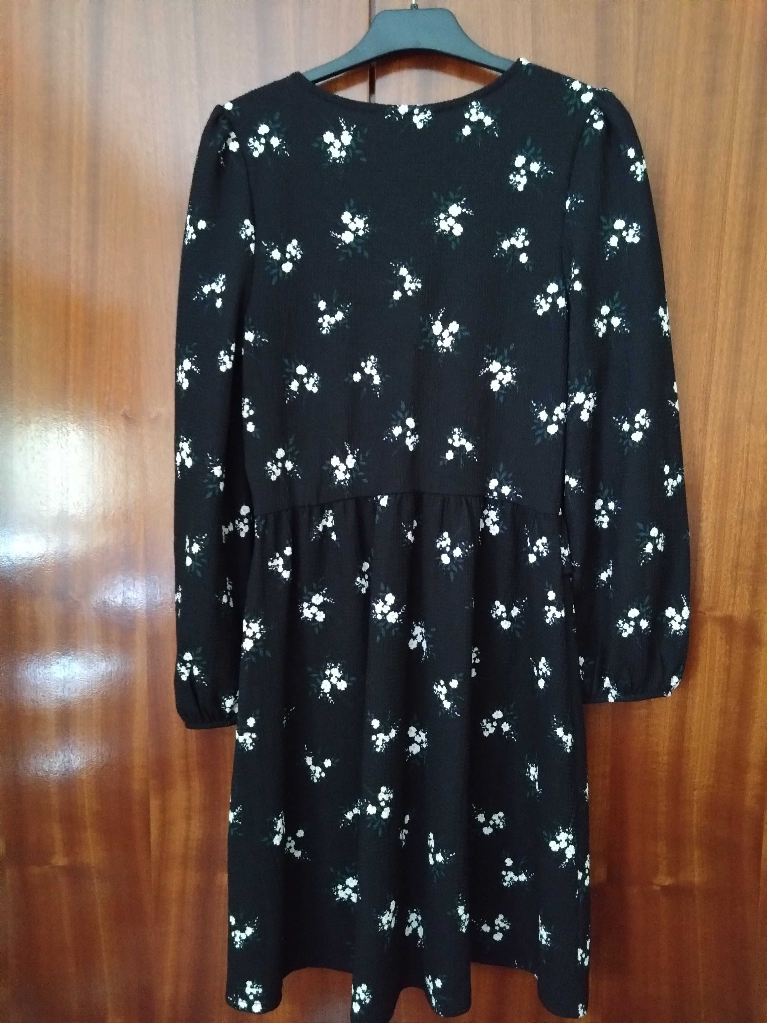 Vestido preto com flores