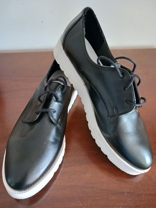 Sapatos pretos baixos da Stradivarius tamanho 36
