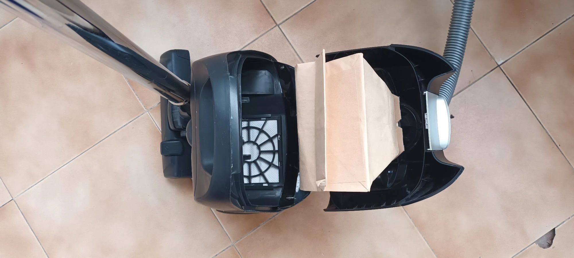 Aspirador AEG VX4-1-EB Efficiency- impecável e forte sucção