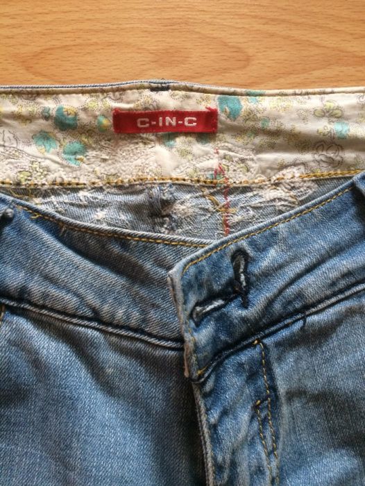 Super dzinsy z przecięciami i chaftem