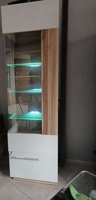 Dwie witryny Monsun z podświetleniem led