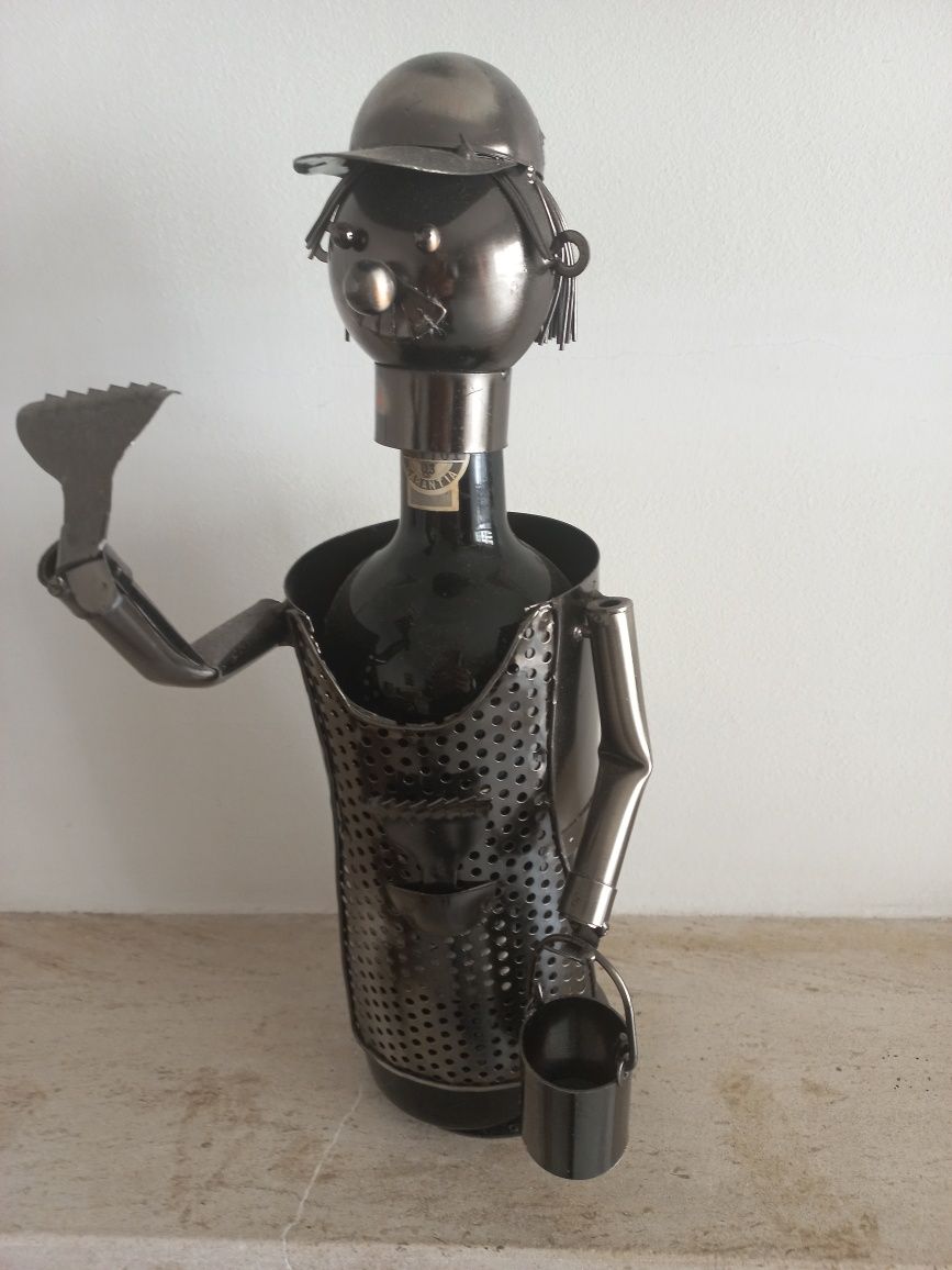 Bonito suporte,  original de garrafa em metal impecável