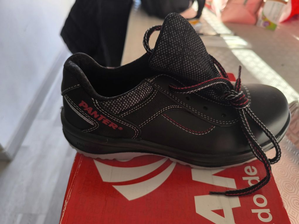 Sapatos de trabalho novos.
