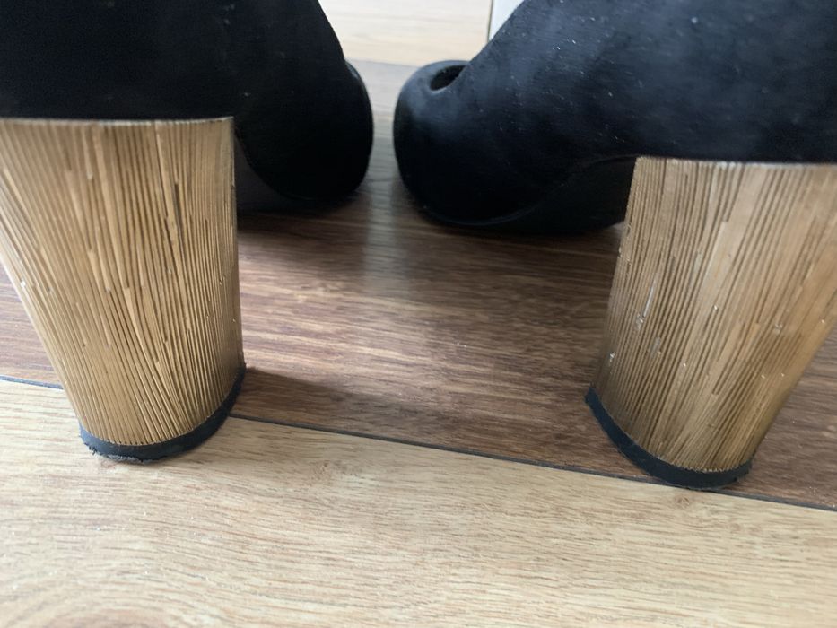 Piękne czarne półbuty na złotym słupku (35)