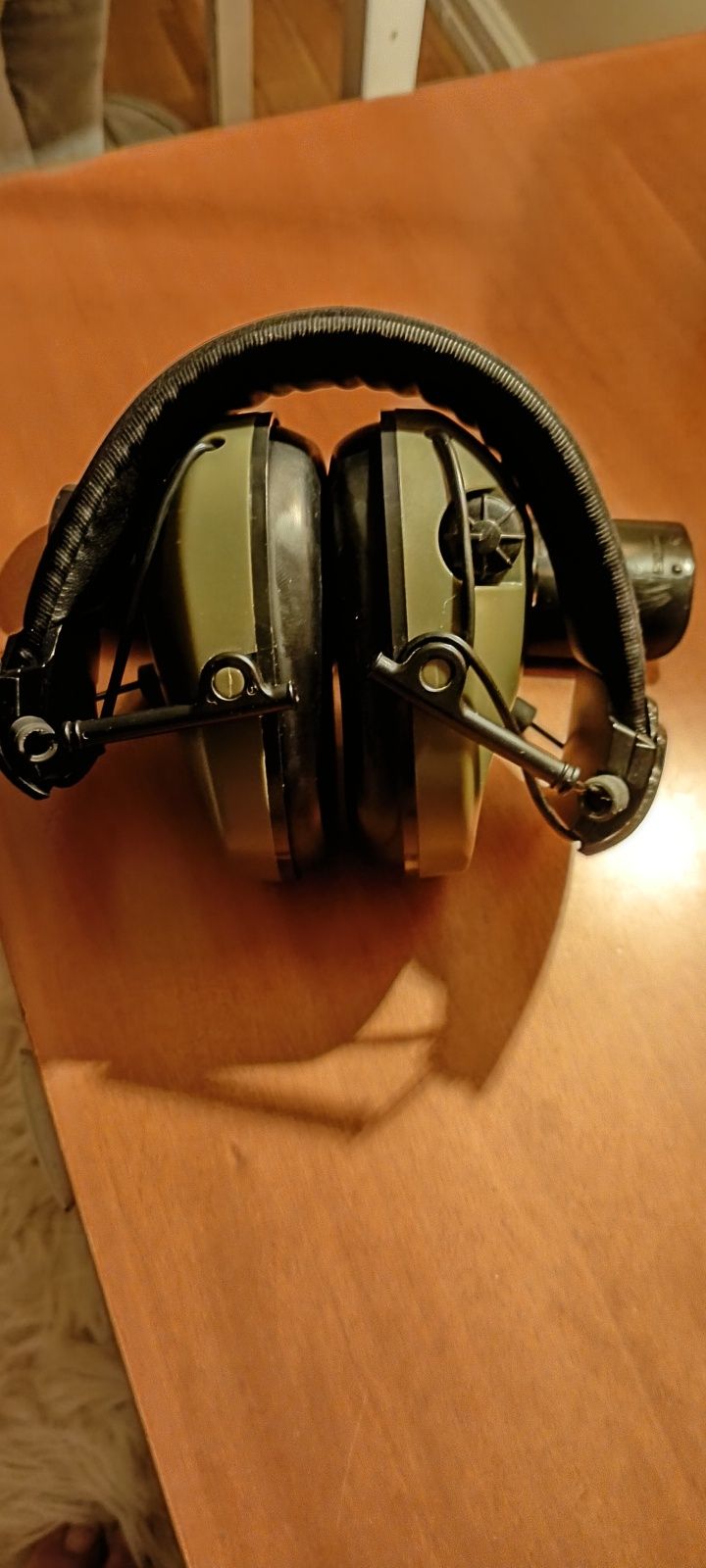 Auriculares de proteção auditiva eletrônico.