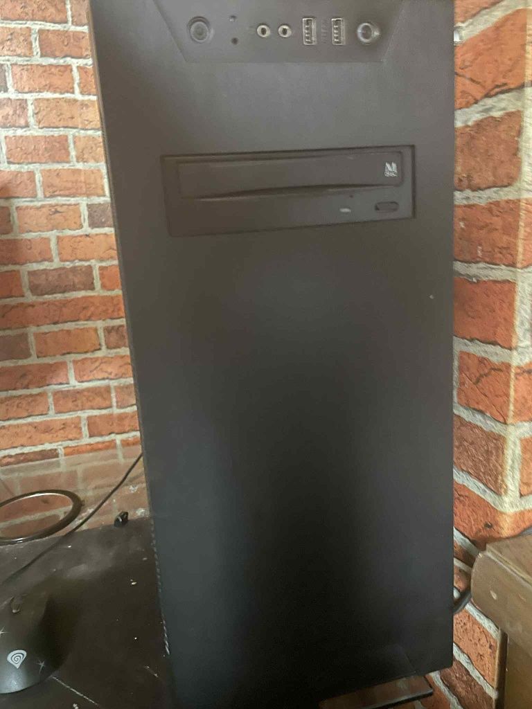 Komputer stacjonarny Ryzen z monitorem.