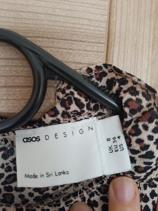 Lekka sukienka z długim rękawem w panterkę