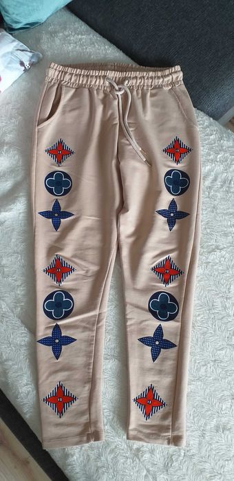 Spodnie dresowe w ciekawy kolorowy print