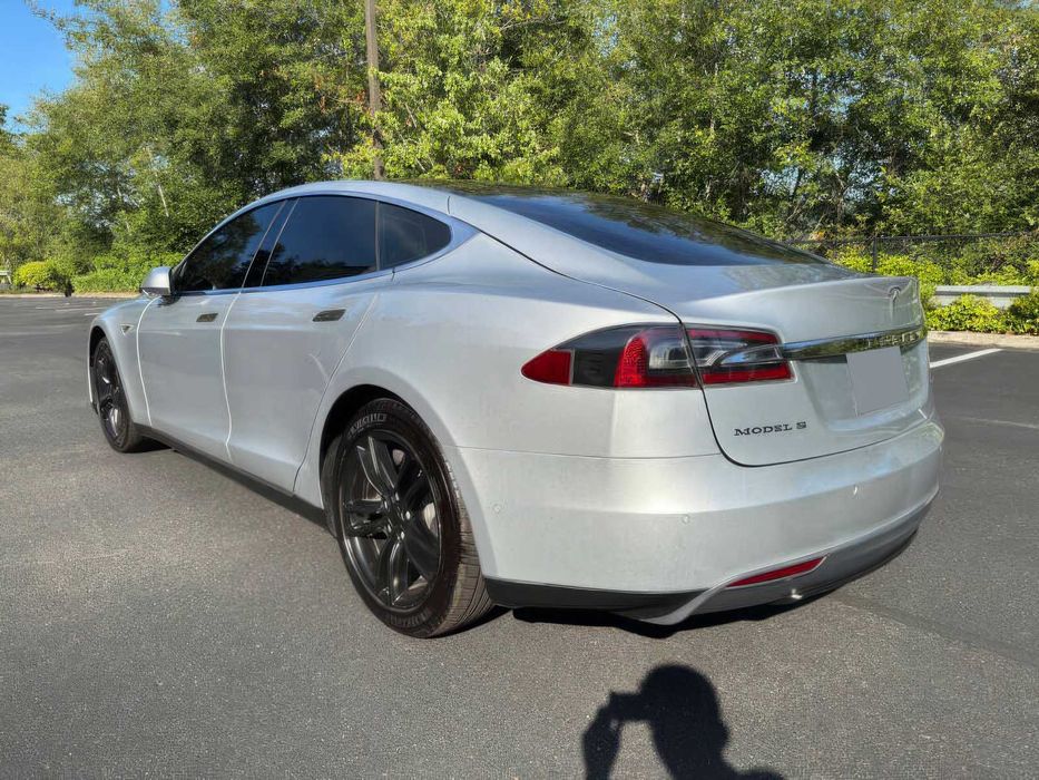 Tesla Model S 85D      2015