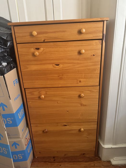 Sapateira em pinho de mel