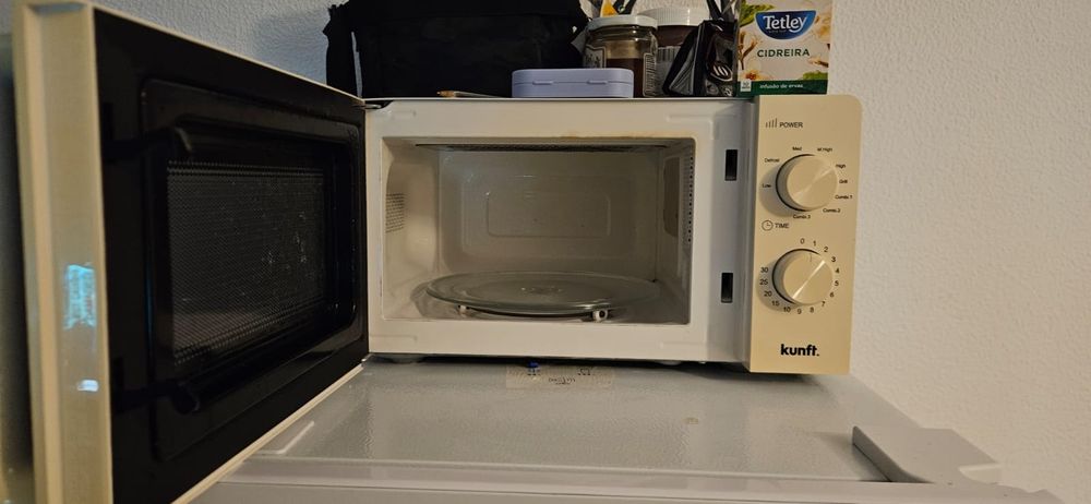 Vendo um frigorífico e uma microondas