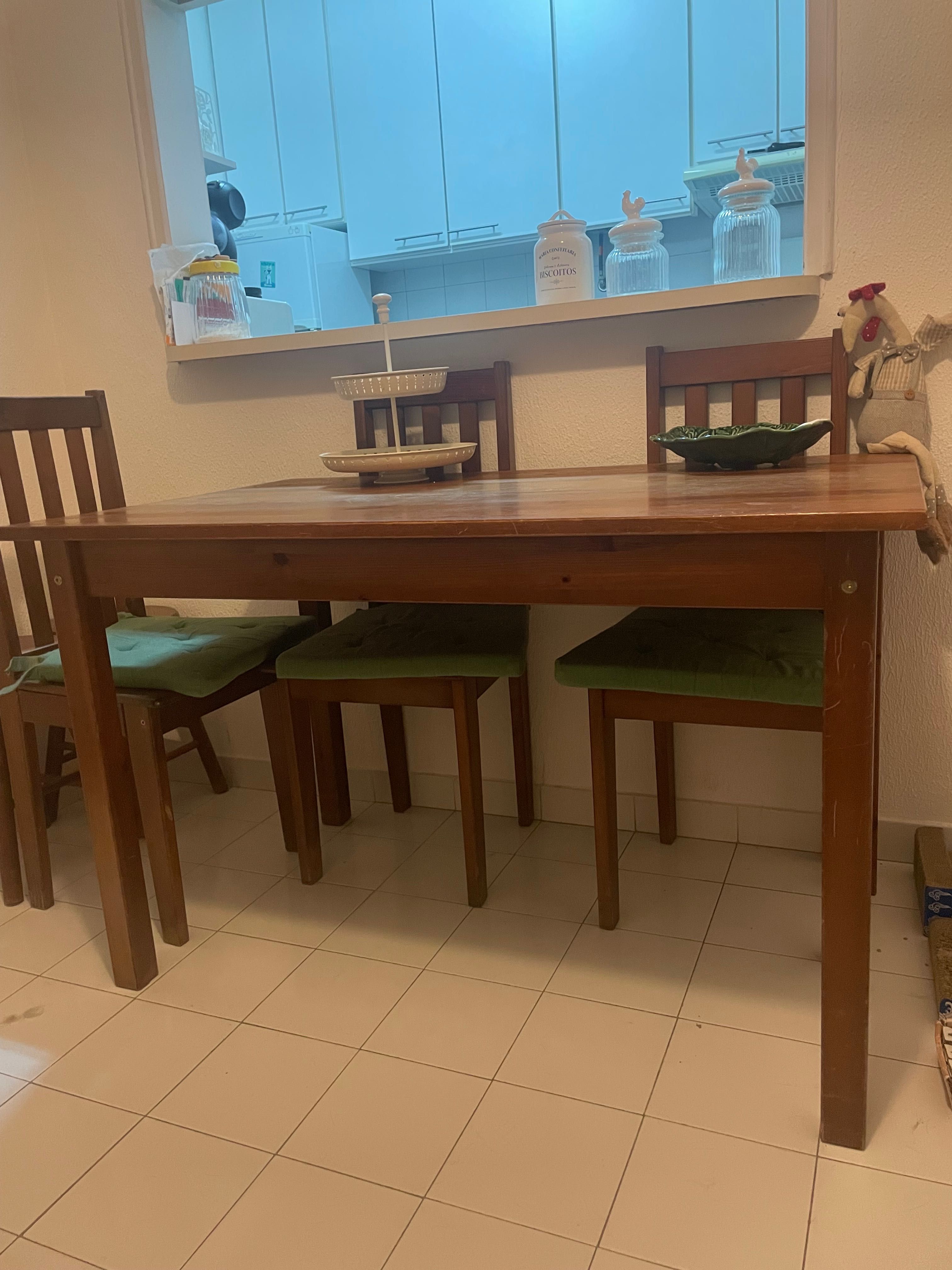 Mesa com cadeiras em madeira