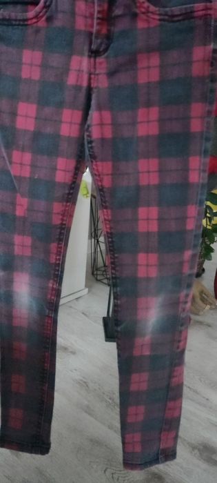 Spodnie Reserved krata, rozmiar 140.