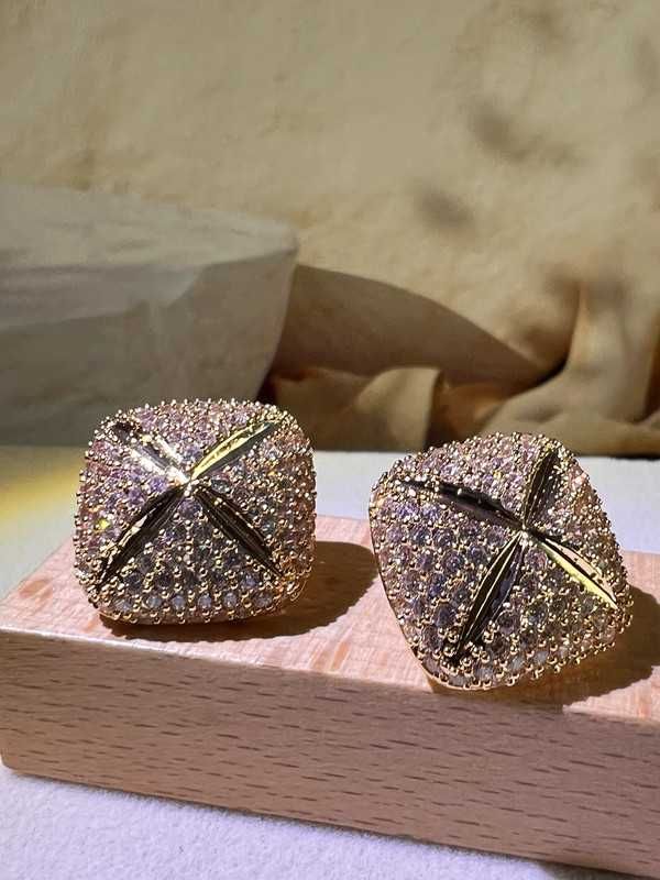 Brinco Dourado Intemporal | Microzircônias Detalhe Central | Ouro 18k