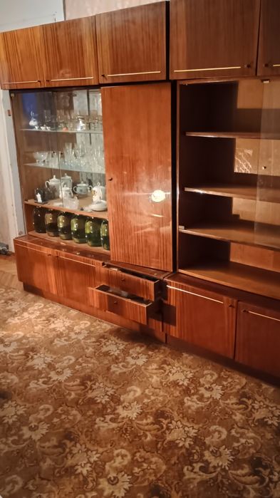 Продается стенка производства СССР с посудой