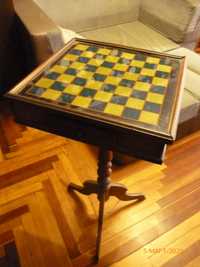 Продам раритетный шахматный стол