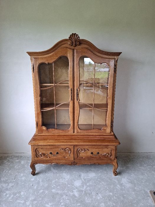 Witryna w stylu ludwikowskim biblioteczka