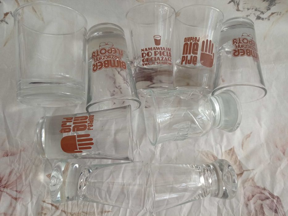 Zestaw kieliszki do wódki alkoholu Paka 9 sztuk Stan bdb Komplet