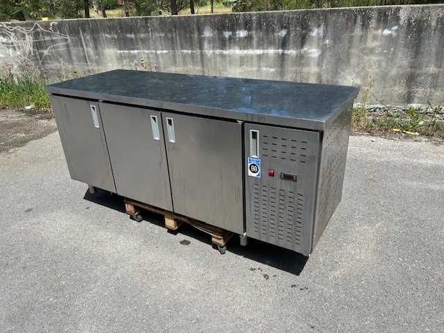 Uma bancada em inox usada