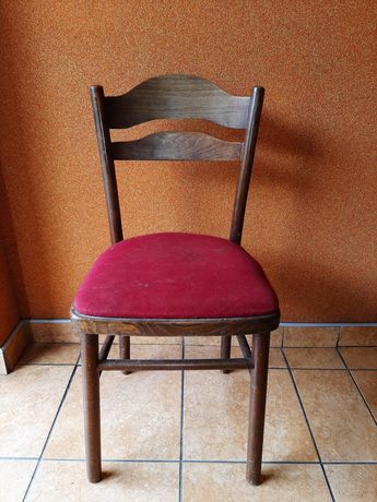 Solidne drewniane krzesło z welurowym siedziskiem