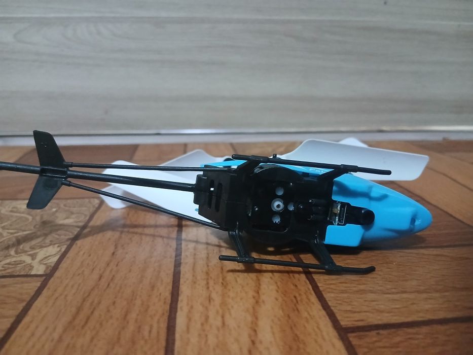 Вертоліт працює від руки