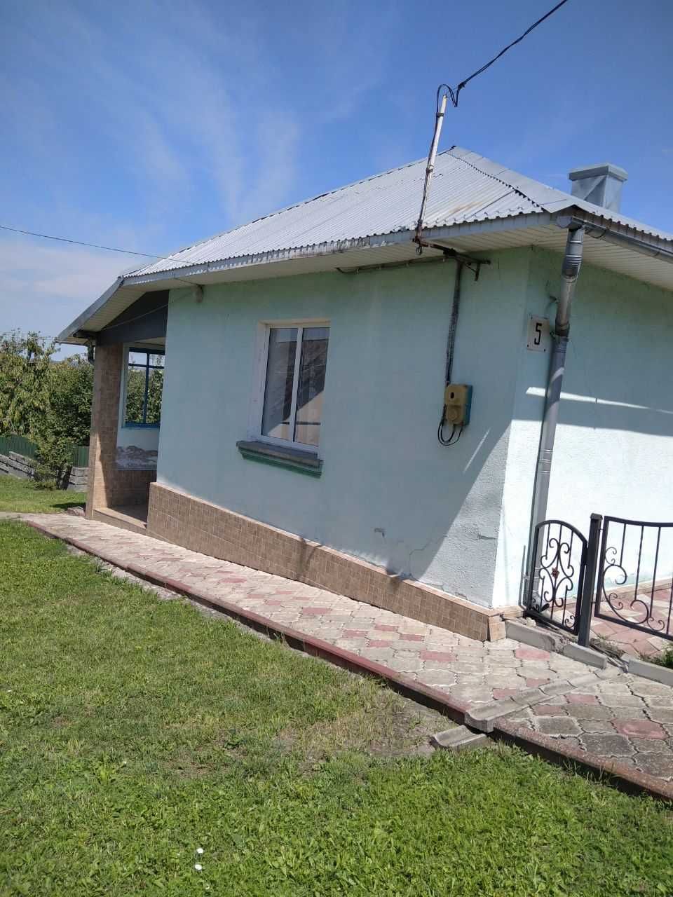 Будинок з великим подвірʼям та городом м. Зборів, Тернопільська обл.