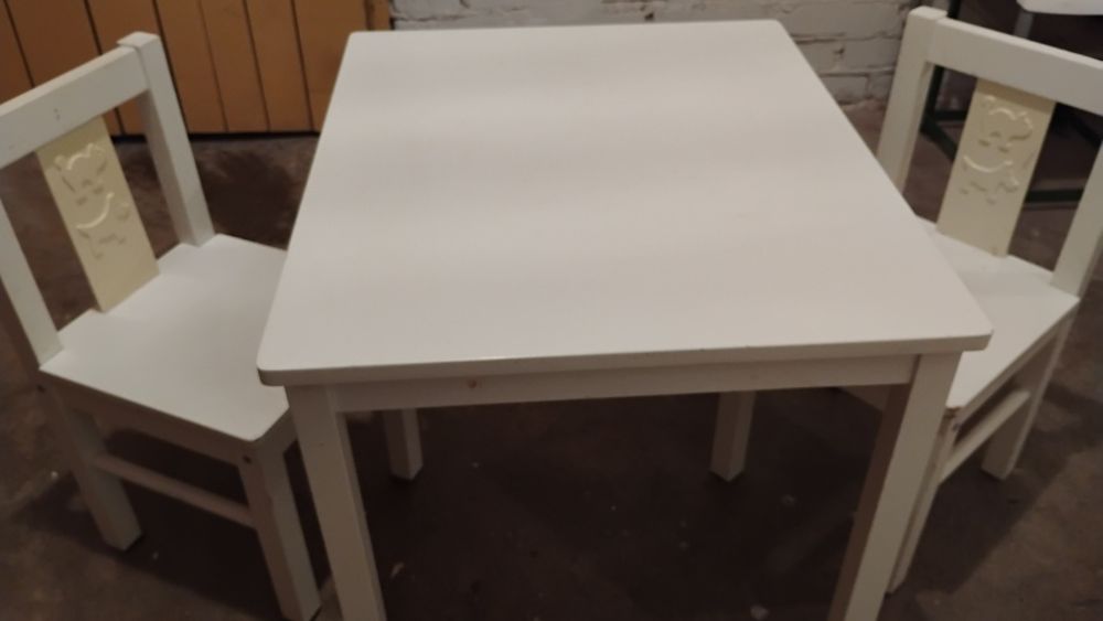 Stolik plus krzesełka