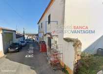 Apartamento no 1º andar localizado no centro de Viana do Alentejo