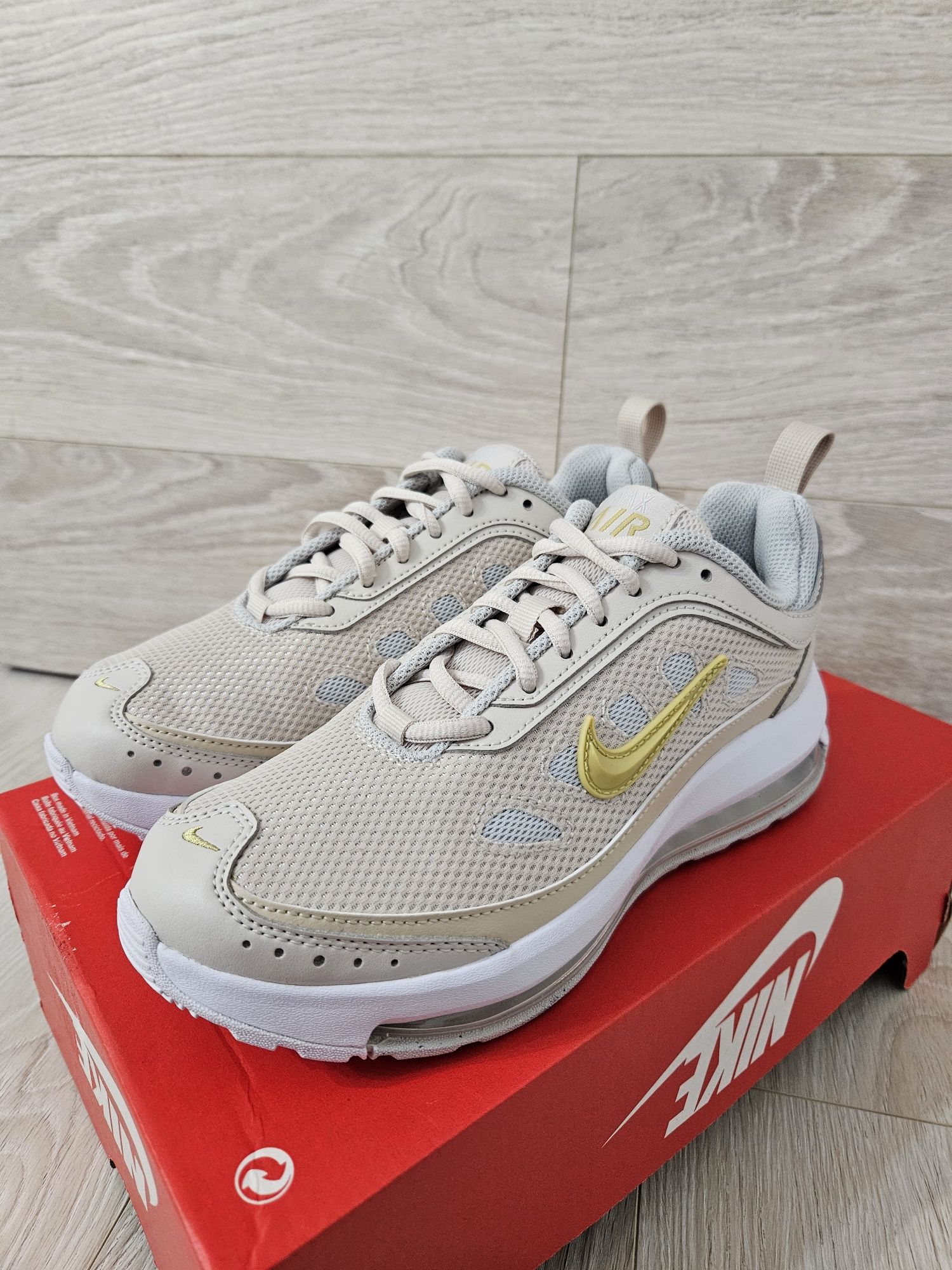 Оригінальні жіночі кросівки Nike Air Max AP