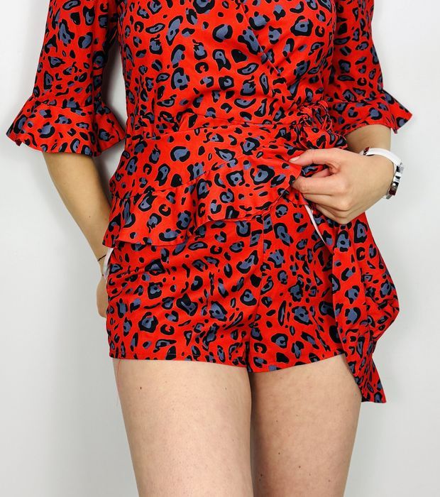 Czerwony kombinezon w panterkę z falbanami S 36