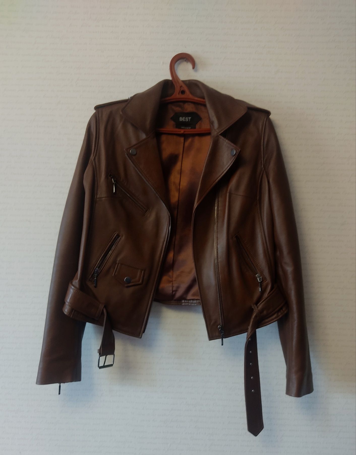Шкіряна коричнева куртка