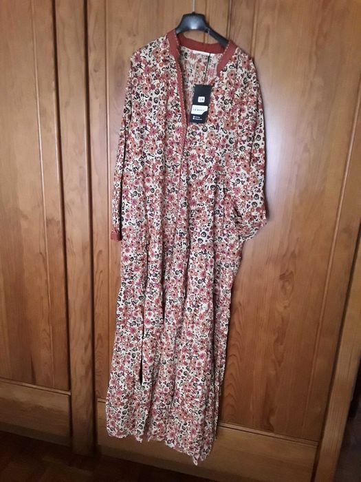 Vestido Viela com flores- novo com etiqueta