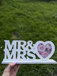 Drewniany napis Mr&Mrs z ramką na zdjęcie weselny
