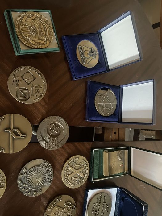 Medalhas comemorativas em latão