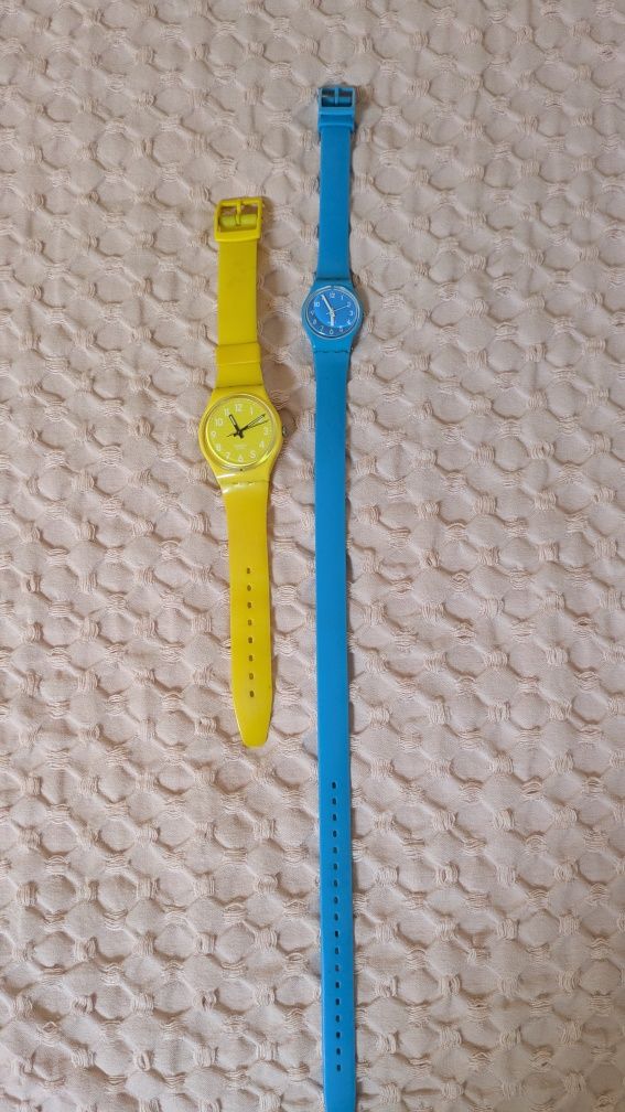 Relógios Swatch azul e amarelo