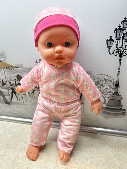 2 lalki wraz z akcesoriami- wanna, stolik do karmienia, nosidło