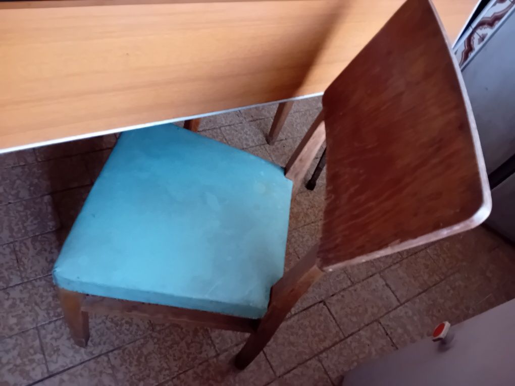 Mesa de cozinha com cadeiras e moveis
