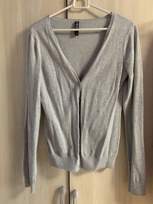 Szary sweterek na guziki