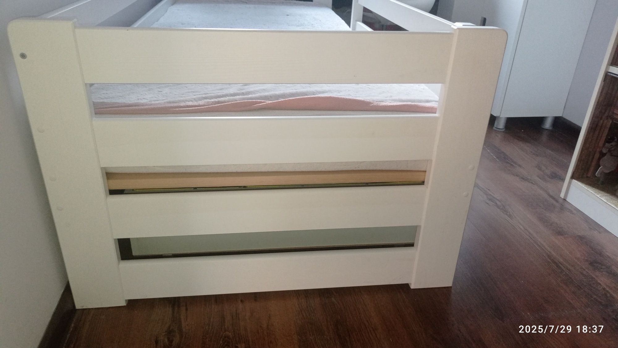 Łóżko z barierką drewniane białe 180x80 cm