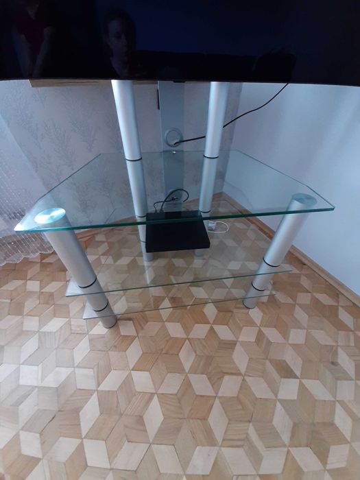 Szklany stolik pod tv