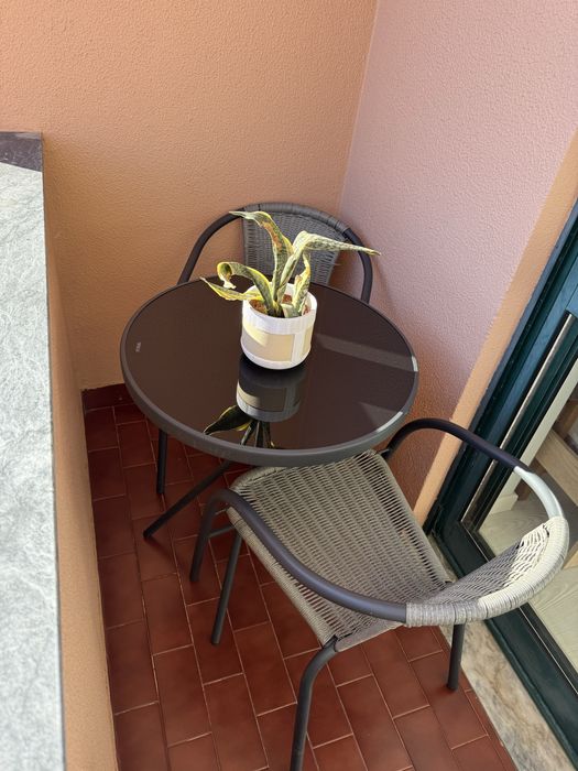 Vendo Mesa e cadeiras