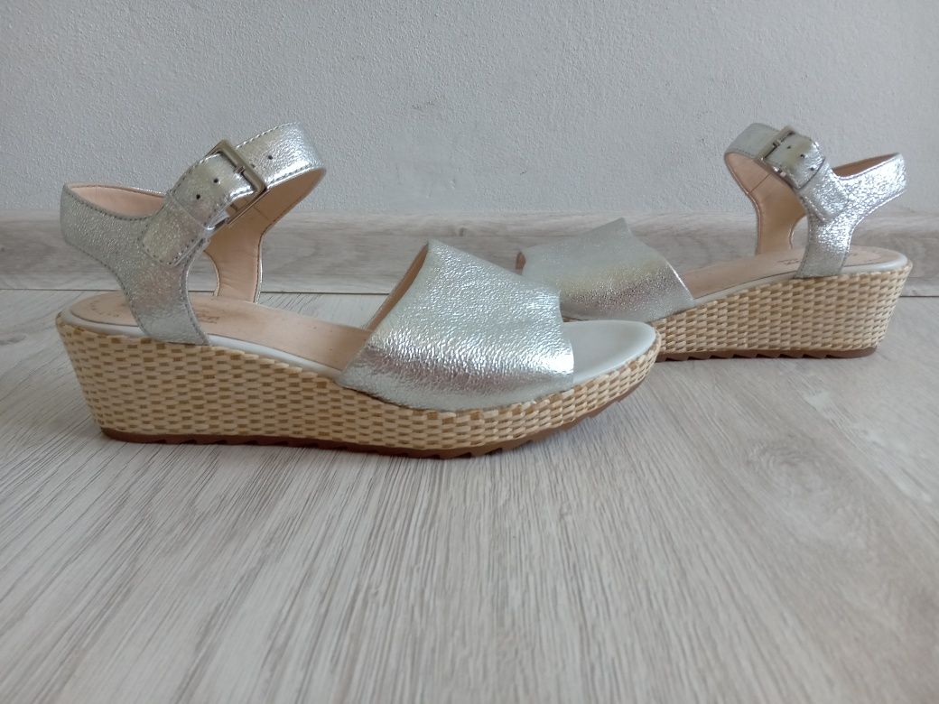 Sandały na koturnie Clarks r.40