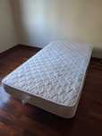 Cama de solteiro  larga com colchão Moviflor - Pouco Uso