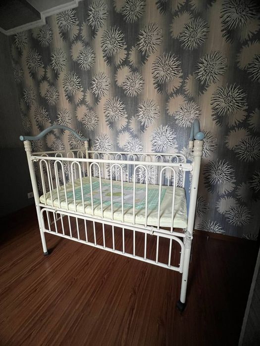 Дитяче ліжечко металеве